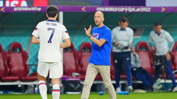 Gregg Berhalter talks with midfielder Giovanni Reyna.